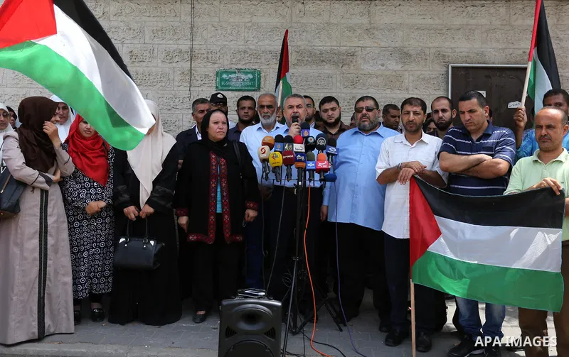 Palestinians take part in a protest against israeli attacks on Palestinian female prisoners in Israeli jails, in front of Red cross office in Gaza city on July 11, 2017. Photo by Ashraf Amra