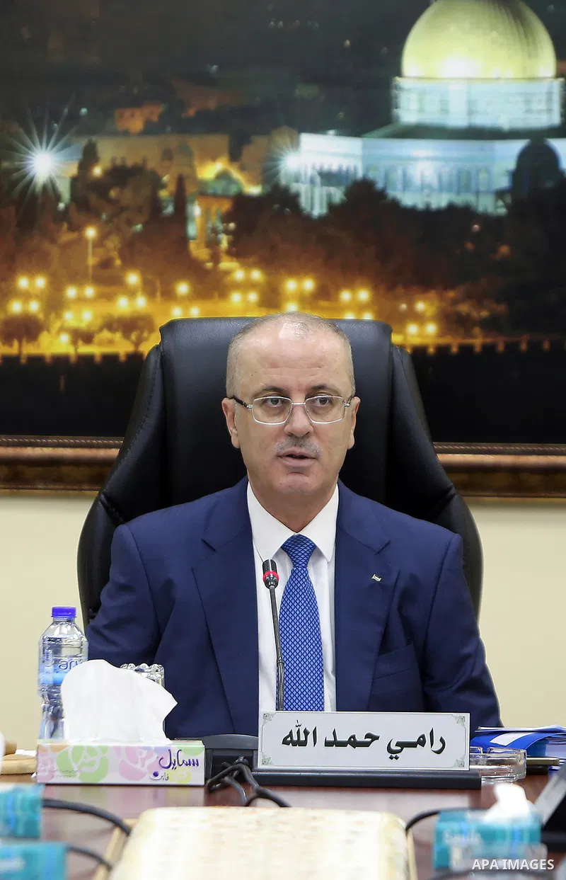 Palestinian Prime Minister Rami hamadallah chairs the Palestinian council meeting in the West Bank city of Ramallah on July 11, 2017. Photo by Prime Minister Office