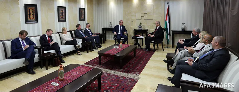 Palestinian Prime Minister Rami Hamdallah meets with Ireland's Minister of Foreign Affairs, Simon Coveney, at his office in the West Bank city of Ramallah on July 13, 2017. Photo by Prime Minister Office