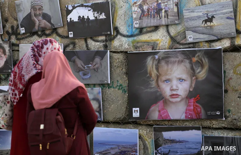 Palestinians take part in a photo exhibition called " A Thousand Pictures From Besieged City" at Gaza seaport in Gaza City on July 13, 2017. Photo by Mohammed Asad