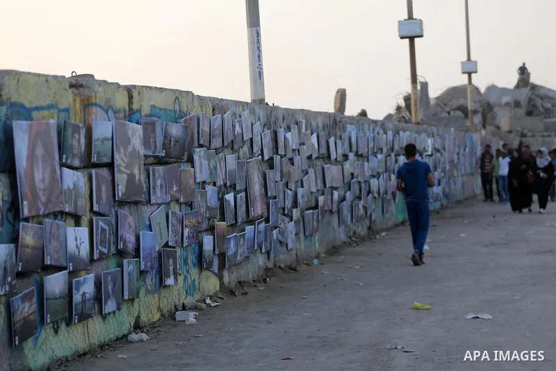 Palestinians take part in a photo exhibition called " A Thousand Pictures From Besieged City" at Gaza seaport in Gaza City on July 13, 2017. Photo by Mohammed Asad