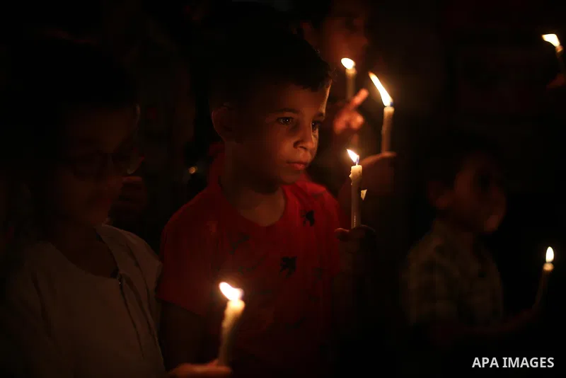 Palestinian children hold candles during a protest against the blockade on Gaza, in Gaza city July 14, 2017. Photo by Mohammed Asad