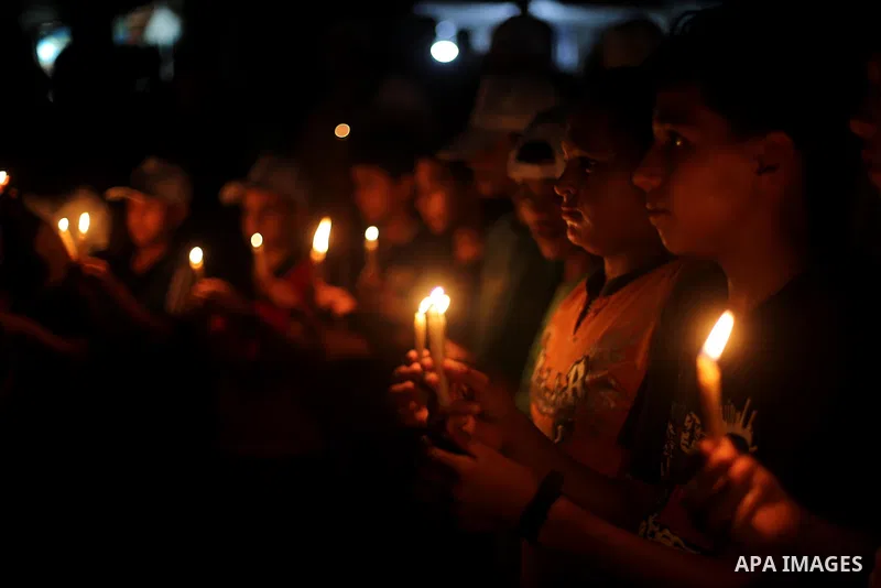 Palestinian children hold candles during a protest against the blockade on Gaza, in Gaza city July 14, 2017. Photo by Mohammed Asad
