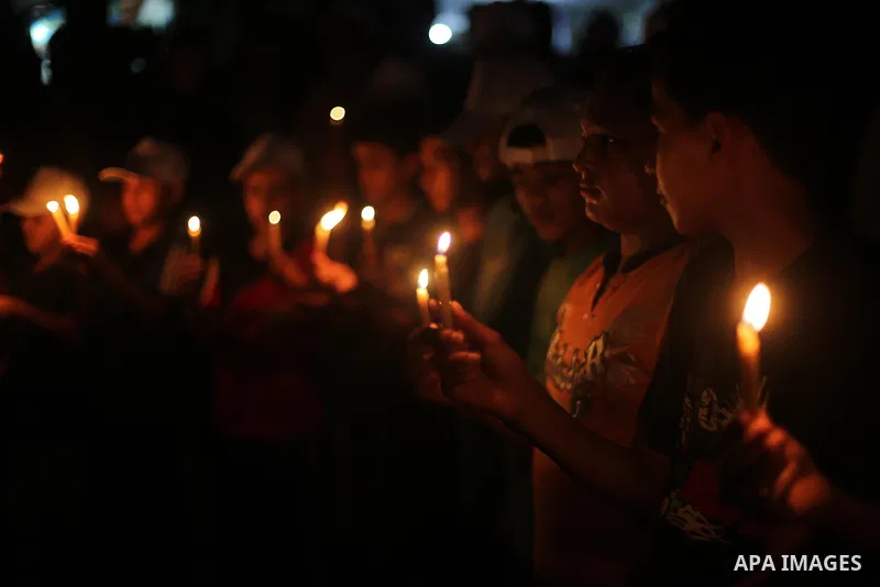 Palestinian children hold candles during a protest against the blockade on Gaza, in Gaza city July 14, 2017. Photo by Mohammed Asad