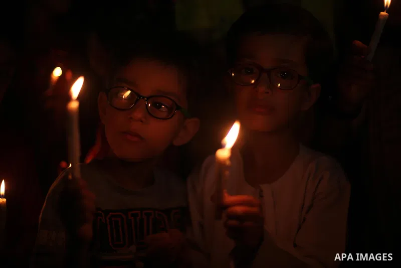 Palestinian children hold candles during a protest against the blockade on Gaza, in Gaza city July 14, 2017. Photo by Mohammed Asad
