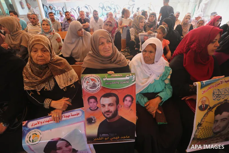 Palestinians take part in a protest to show solidarity with Palestinian prisoners held in Israeli jails, in front of Red cross office in Gaza city on July 17, 2017. Photo by Mohammed Asad