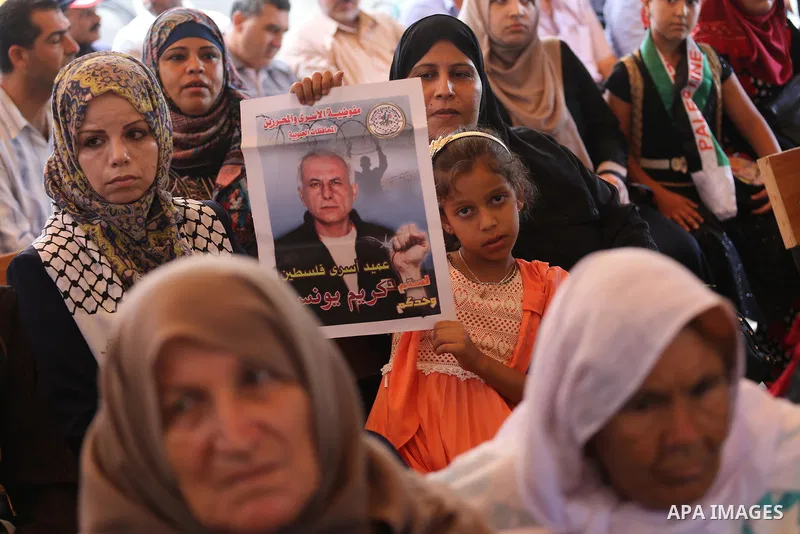 Palestinians take part in a protest to show solidarity with Palestinian prisoners held in Israeli jails, in front of Red cross office in Gaza city on July 17, 2017. Photo by Mohammed Asad