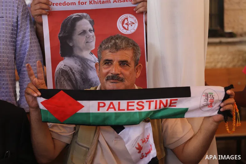 Palestinians take part in a protest to show solidarity with Palestinian prisoners held in Israeli jails, in front of Red cross office in Gaza city on July 17, 2017. Photo by Mohammed Asad