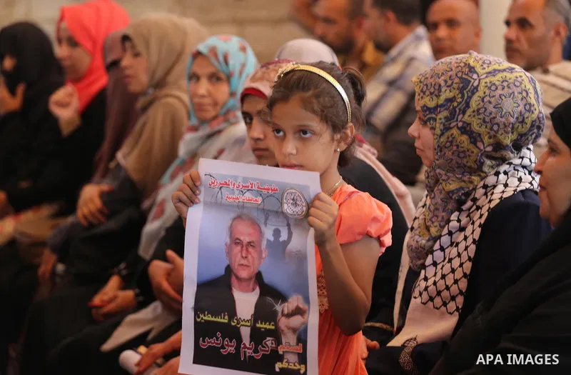 Palestinians take part in a protest to show solidarity with Palestinian prisoners held in Israeli jails, in front of Red cross office in Gaza city on July 17, 2017. Photo by Mohammed Asad