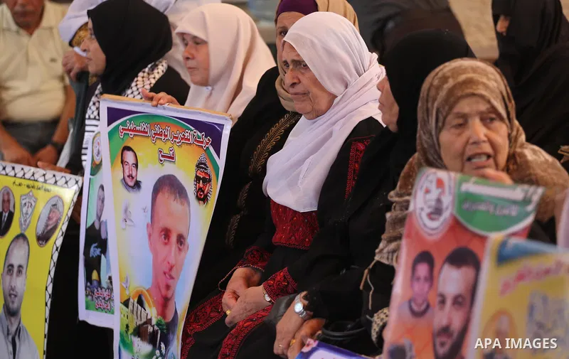 Palestinians take part in a protest to show solidarity with Palestinian prisoners held in Israeli jails, in front of Red cross office in Gaza city on July 17, 2017. Photo by Mohammed Asad