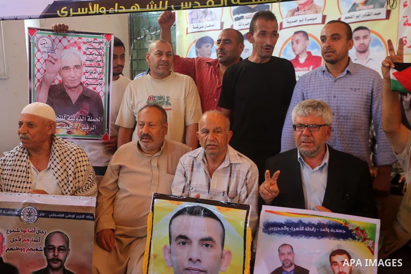 Palestinians take part in a protest to show solidarity with Palestinian prisoners held in Israeli jails, in front of Red cross office in Gaza city on July 17, 2017. Photo by Mohammed Asad