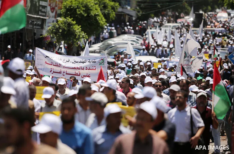 Palestinians take part in a protest against the recent closure of the Al-Aqsa Mosque compound by Israel and Israeli blockade on Gaza strip, in Gaza City on July 18, 2017. Photo by Ashraf Amra