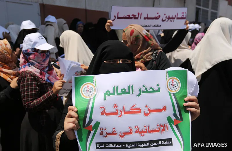 Palestinians take part in a protest against the recent closure of the Al-Aqsa Mosque compound by Israel and Israeli blockade on Gaza strip, in Gaza City on July 18, 2017. Photo by Ashraf Amra