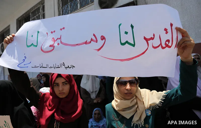 Palestinians take part in a protest against the recent closure of the Al-Aqsa Mosque compound by Israel and Israeli blockade on Gaza strip, in Gaza City on July 18, 2017. Photo by Ashraf Amra