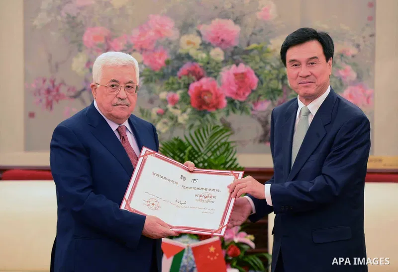 Chinese Academy of Governance honors Palestinian President Mahmoud Abbas in Beijing, China, on July 19, 2017. Abbas is on an official visit to China from July 17-20. Photo by Thaer Ganaim