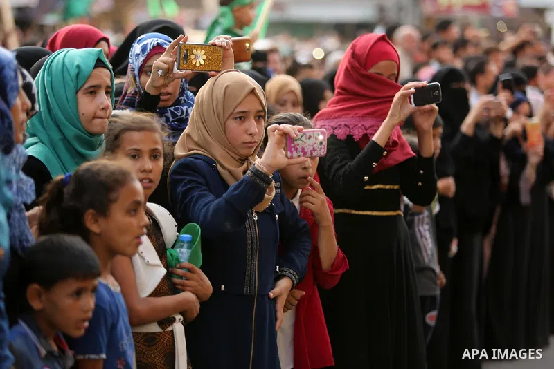 Palestinian Hamas militants take part in a military show against Israel's newly-installed security measures at the entrance to the al-Aqsa mosque compound, in Khan Younis, in the southern Gaza Strip July 20, 2017. Photo...
