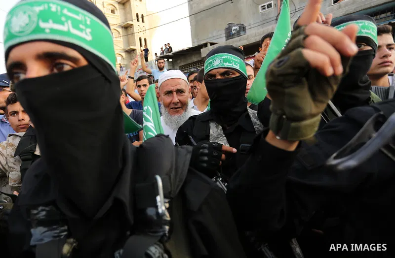 Palestinian Hamas militants take part in a military show against Israel's newly-installed security measures at the entrance to the al-Aqsa mosque compound, in Khan Younis, in the southern Gaza Strip July 20, 2017. Photo...