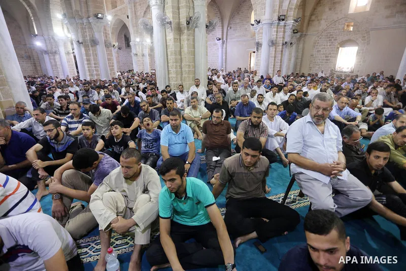 Palestinian Muslims attend Friday prayer at the al-Omari mosque in Gaza city on July 21, 2017. Photo by Mohammed Asad
