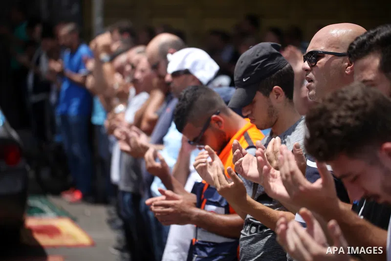 Palestinian Muslim worshippers attend Friday prayer outside Damascus Gate, a main entrance to Jerusalem's Old City on July 21, 2017, after Israeli police barred men under 50 from entering the Old City for Friday Muslim p...