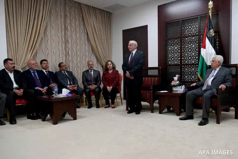 Palestinian President Mahmoud Abbas meets with Palestinian scientists participating in the National Forum of Scholars, at his headquarter in the West Bank city of Ramallah on July 23, 2017. Photo by Osama Falah