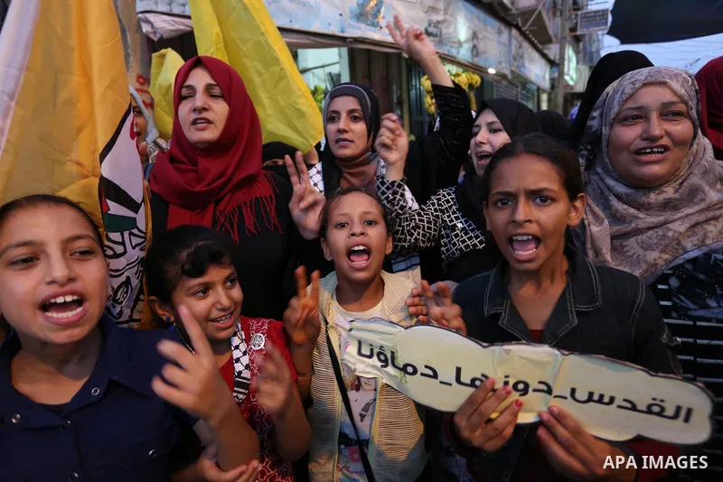 Palestinians take part in a protest against Israel's newly-installed security measures at the entrance to the al-Aqsa mosque compound, in Khan Younis in the southern Gaza Strip July 23, 2017. Photo by Ashraf Amra