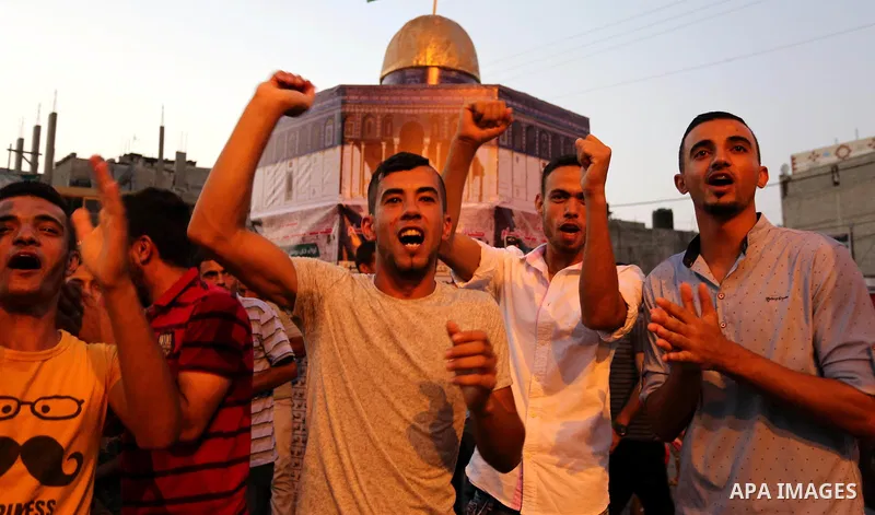 Palestinians take part in a protest against Israel's newly-installed security measures at the entrance to the al-Aqsa mosque compound, in Khan Younis in the southern Gaza Strip July 23, 2017. Photo by Ashraf Amra
