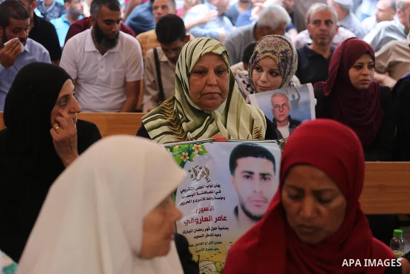 Palestinians take part in a protest to show solidarity with Palestinian prisoners held in Israeli jails, in front of Red cross office in Gaza city on July 24, 2017. Photo by Mohammed Asad