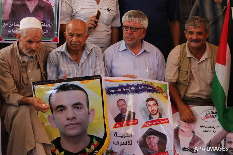 Palestinians take part in a protest to show solidarity with Palestinian prisoners held in Israeli jails, in front of Red cross office in Gaza city on July 24, 2017. Photo by Mohammed Asad