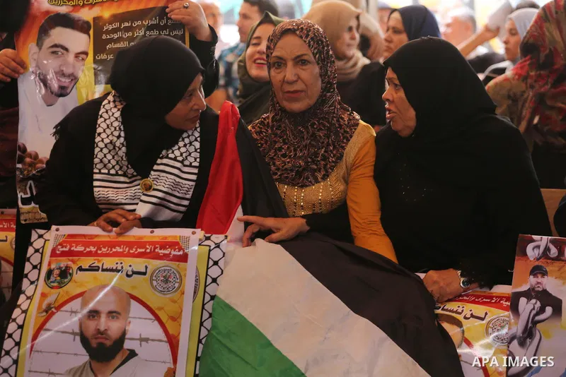 Palestinians take part in a protest to show solidarity with Palestinian prisoners held in Israeli jails, in front of Red cross office in Gaza city on July 24, 2017. Photo by Mohammed Asad