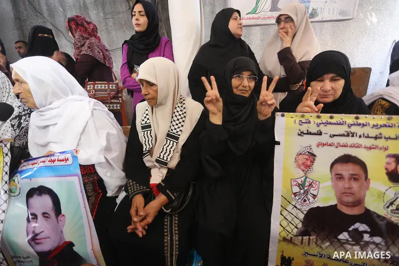 Palestinians take part in a protest to show solidarity with Palestinian prisoners held in Israeli jails, in front of Red cross office in Gaza city on July 24, 2017. Photo by Mohammed Asad