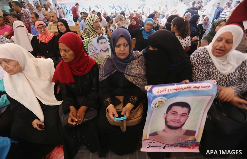 Palestinians take part in a protest to show solidarity with Palestinian prisoners held in Israeli jails, in front of Red cross office in Gaza city on July 24, 2017. Photo by Mohammed Asad