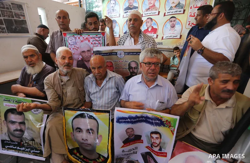 Palestinians take part in a protest to show solidarity with Palestinian prisoners held in Israeli jails, in front of Red cross office in Gaza city on July 24, 2017. Photo by Mohammed Asad