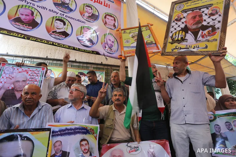 Palestinians take part in a protest to show solidarity with Palestinian prisoners held in Israeli jails, in front of Red cross office in Gaza city on July 24, 2017. Photo by Mohammed Asad