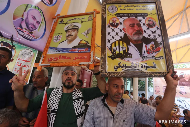 Palestinians take part in a protest to show solidarity with Palestinian prisoners held in Israeli jails, in front of Red cross office in Gaza city on July 24, 2017. Photo by Mohammed Asad