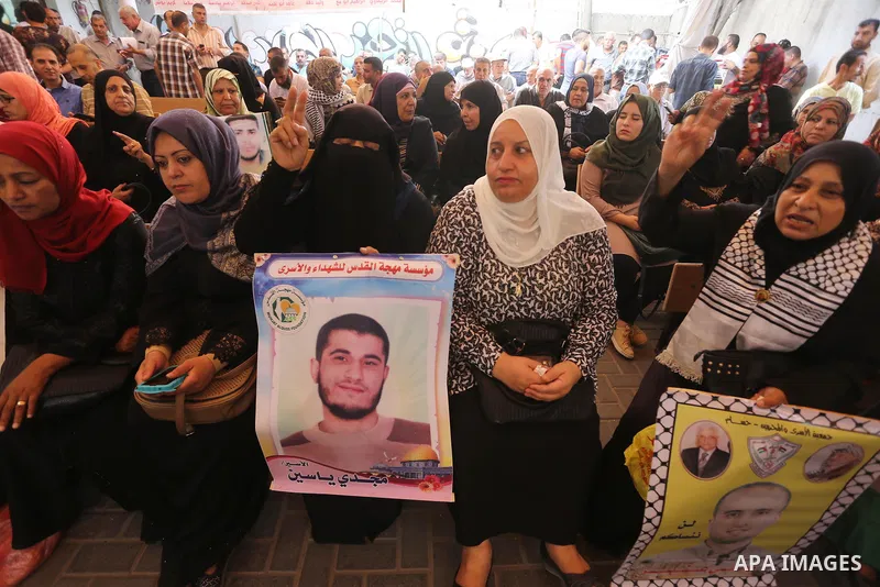 Palestinians take part in a protest to show solidarity with Palestinian prisoners held in Israeli jails, in front of Red cross office in Gaza city on July 24, 2017. Photo by Mohammed Asad
