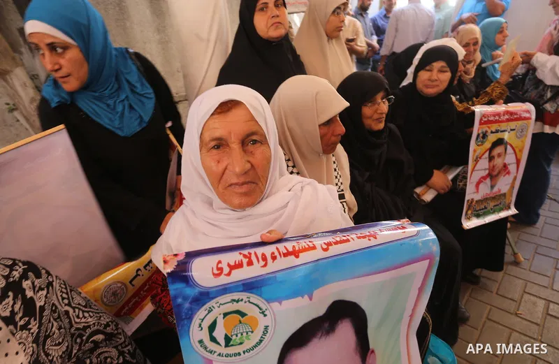 Palestinians take part in a protest to show solidarity with Palestinian prisoners held in Israeli jails, in front of Red cross office in Gaza city on July 24, 2017. Photo by Mohammed Asad