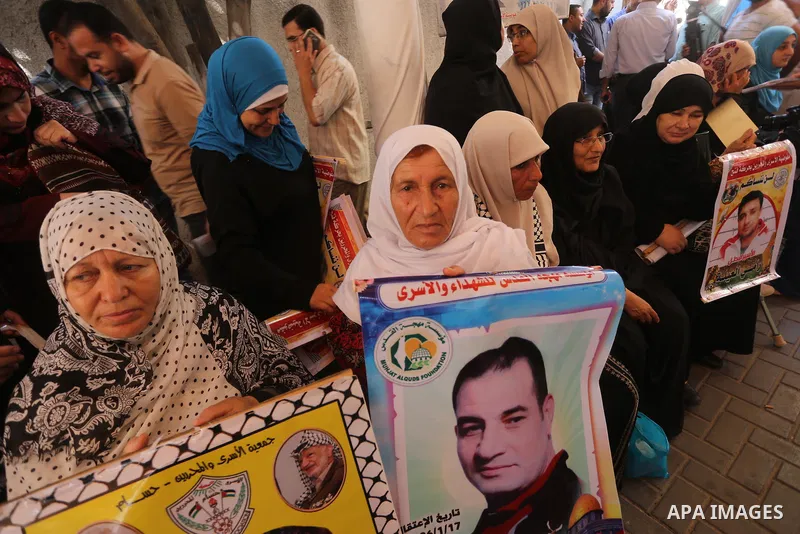 Palestinians take part in a protest to show solidarity with Palestinian prisoners held in Israeli jails, in front of Red cross office in Gaza city on July 24, 2017. Photo by Mohammed Asad