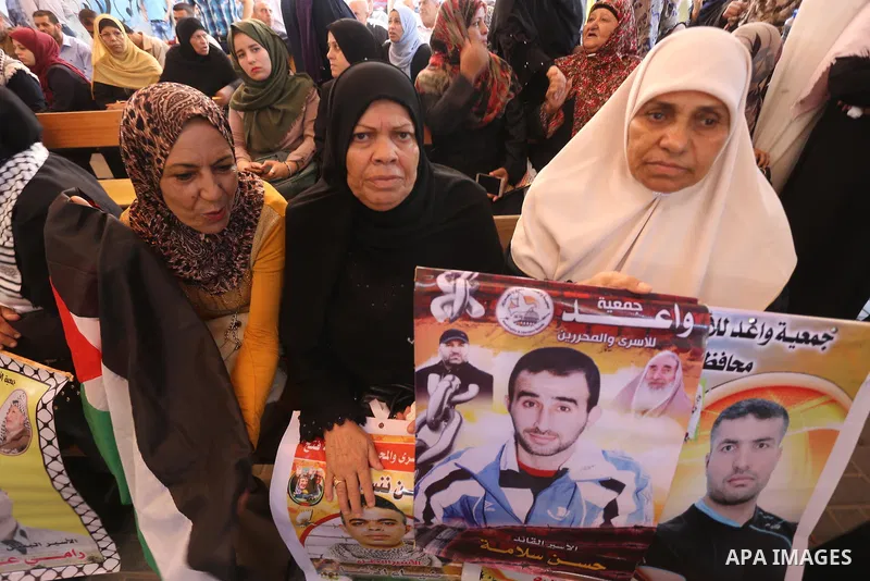 Palestinians take part in a protest to show solidarity with Palestinian prisoners held in Israeli jails, in front of Red cross office in Gaza city on July 24, 2017. Photo by Mohammed Asad