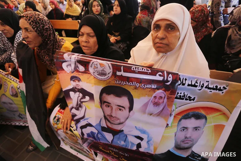 Palestinians take part in a protest to show solidarity with Palestinian prisoners held in Israeli jails, in front of Red cross office in Gaza city on July 24, 2017. Photo by Mohammed Asad