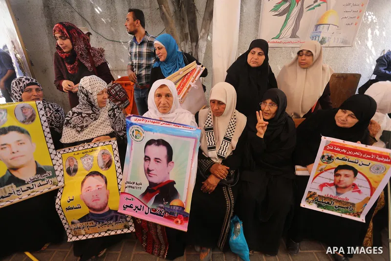 Palestinians take part in a protest to show solidarity with Palestinian prisoners held in Israeli jails, in front of Red cross office in Gaza city on July 24, 2017. Photo by Mohammed Asad