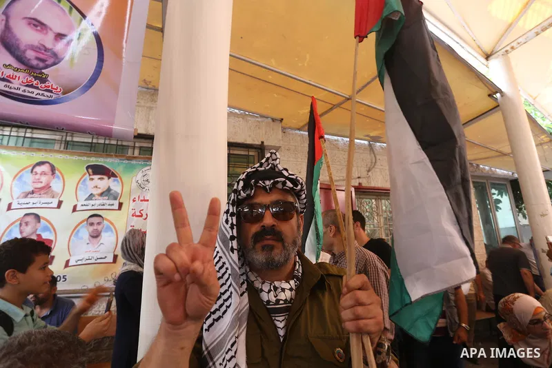Palestinians take part in a protest to show solidarity with Palestinian prisoners held in Israeli jails, in front of Red cross office in Gaza city on July 24, 2017. Photo by Mohammed Asad