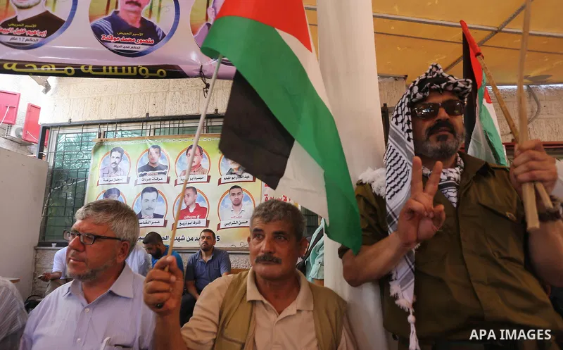 Palestinians take part in a protest to show solidarity with Palestinian prisoners held in Israeli jails, in front of Red cross office in Gaza city on July 24, 2017. Photo by Mohammed Asad