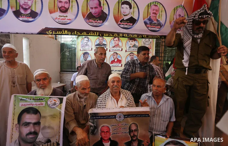 Palestinians take part in a protest to show solidarity with Palestinian prisoners held in Israeli jails, in front of Red cross office in Gaza city on July 24, 2017. Photo by Mohammed Asad