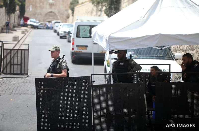 Iseaeli security forces stand guard during Palestinians pray outside the Lion's Gate main entrance to the Al-Aqsa mosque compound in Jerusalem's Old City on July 24, 2017 as Palestinians protest against Israel's newly-in...