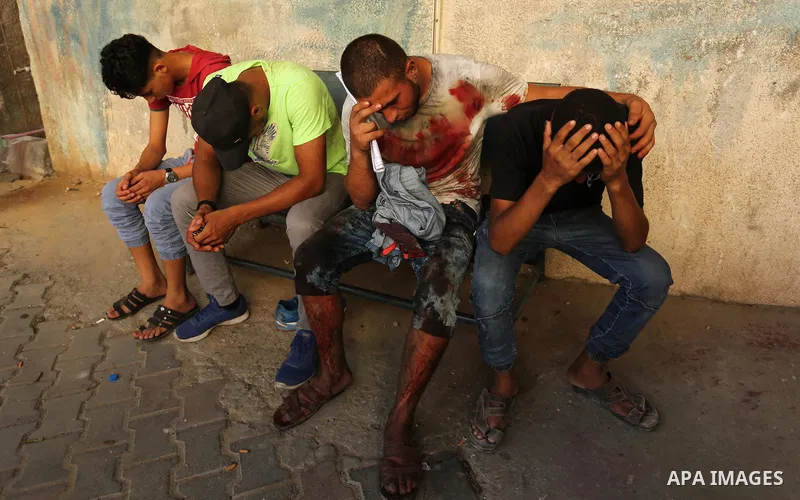 Relatives of a 16-year-old Palestinian who was killed during clashes between Palestinian protesters and Israeli troops, react outside a hospital in center Gaza Strip July 28, 2017. Photo by Ashraf Amra