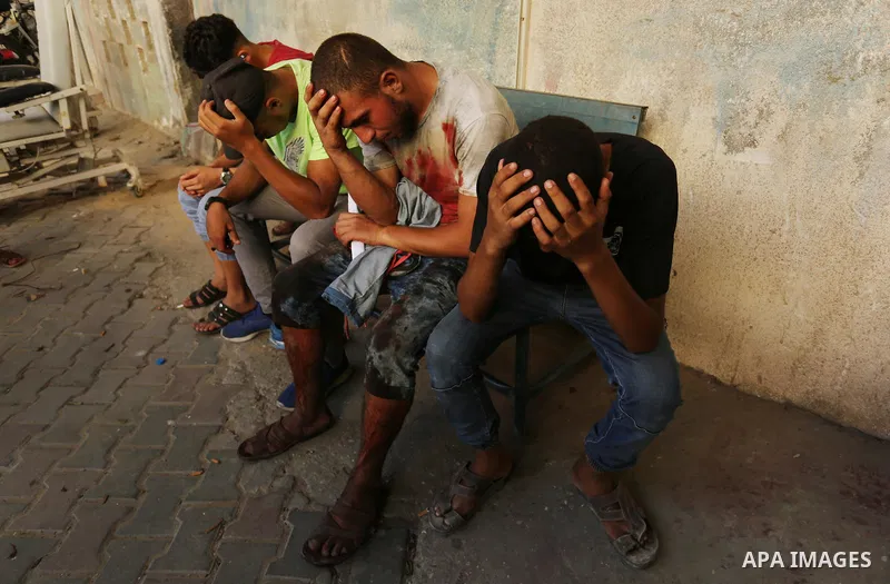 Relatives of a 16-year-old Palestinian who was killed during clashes between Palestinian protesters and Israeli troops, react outside a hospital in center Gaza Strip July 28, 2017. Photo by Ashraf Amra