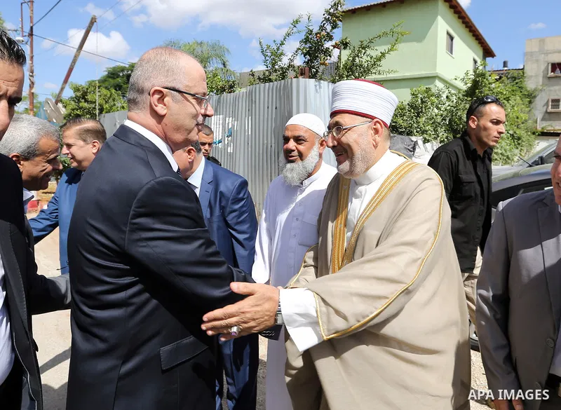 Palestinian Prime Minister Rami Hamdallah visits Darwish Nazal governmental hospital in the West Bank city of Qalqilya, on July 29, 2017. Photo by Prime Minister Office
