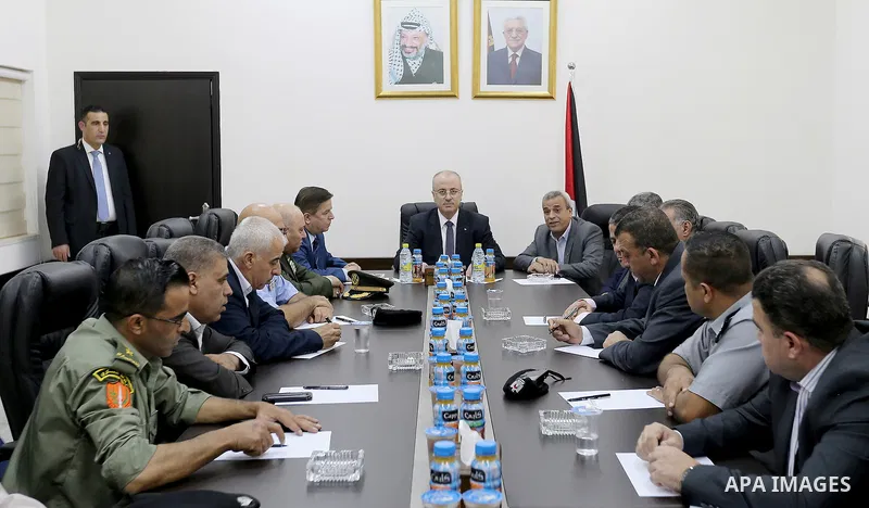 Palestinian Prime Minister Rami Hamdallah visits Darwish Nazal governmental hospital in the West Bank city of Qalqilya, on July 29, 2017. Photo by Prime Minister Office