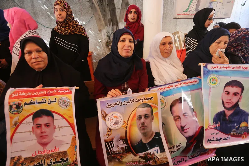 Palestinians take part in a protest to show solidarity with Palestinian prisoners held in Israeli jails, in front of Red cross office in Gaza city on July 31, 2017. Photo by Mohammed Asad