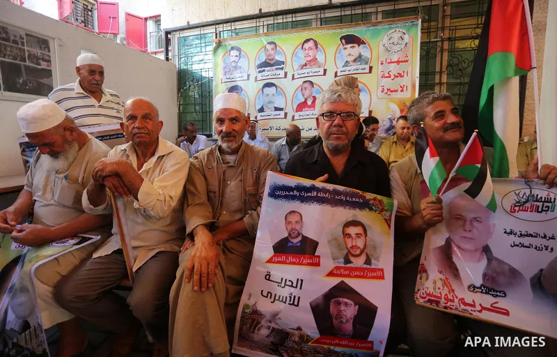 Palestinians take part in a protest to show solidarity with Palestinian prisoners held in Israeli jails, in front of Red cross office in Gaza city on July 31, 2017. Photo by Mohammed Asad